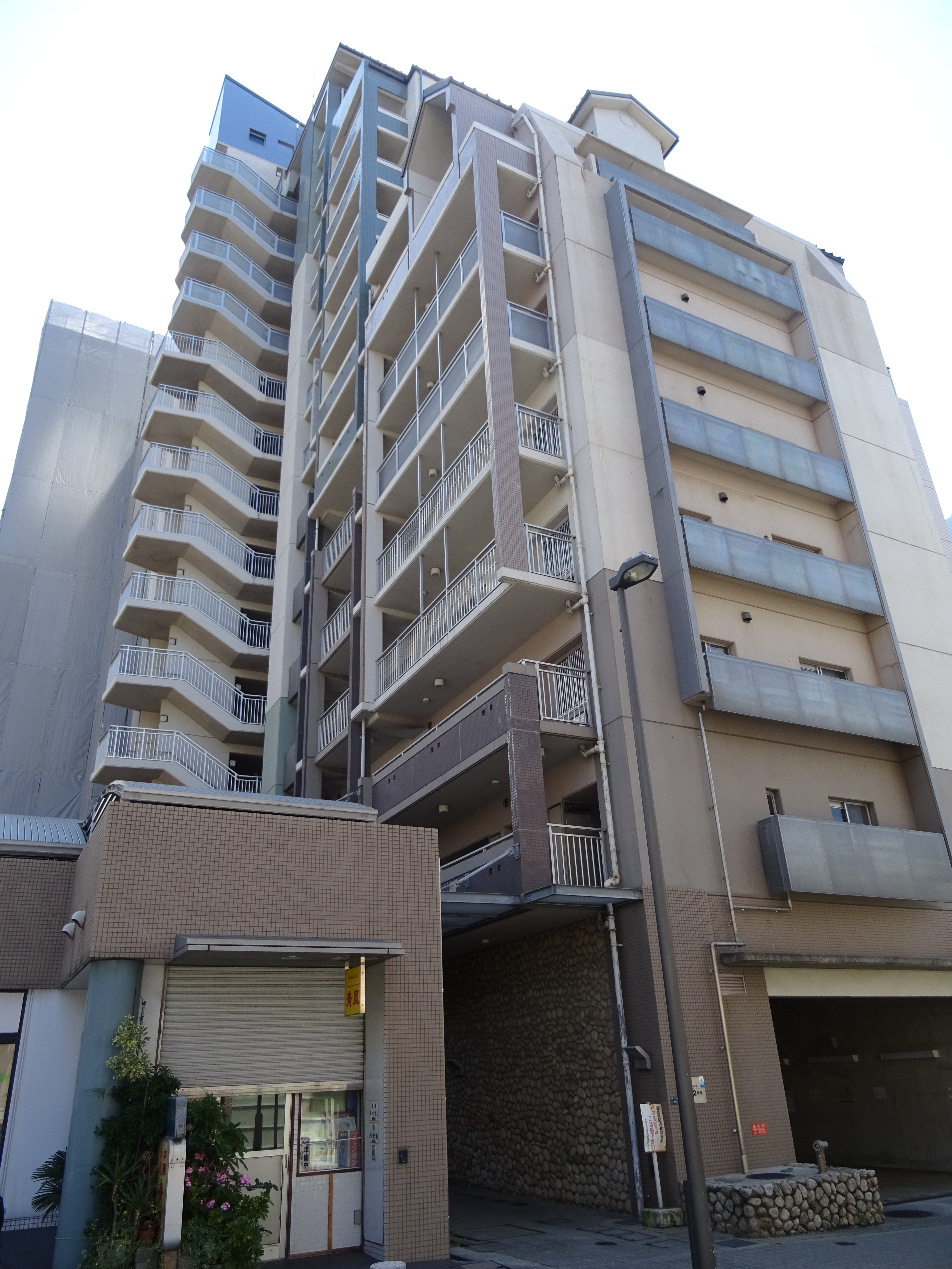 兵庫県神戸市灘区にあるUR賃貸住宅 ウェルブ六甲道6番街の周辺写真 2/6