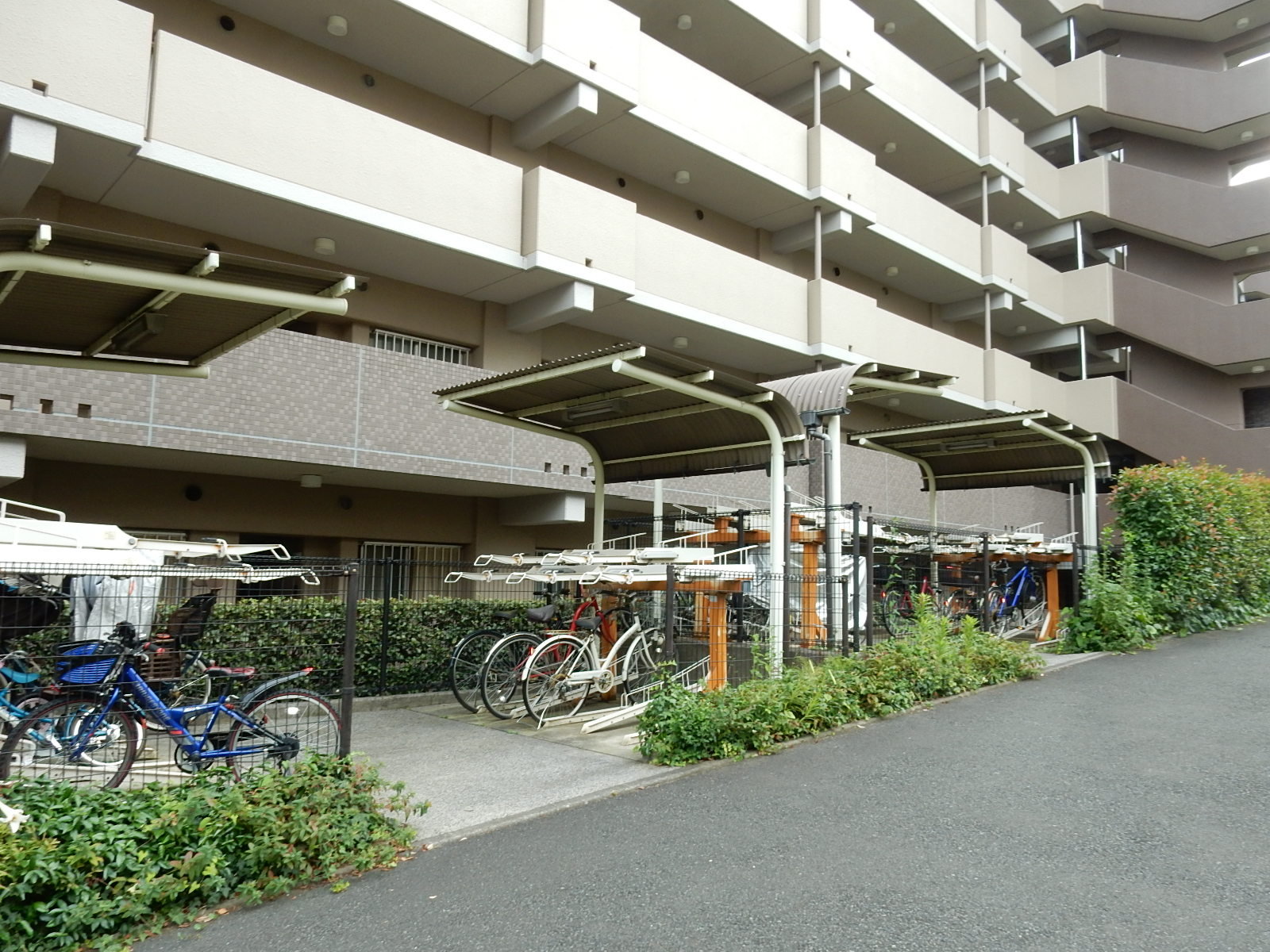神奈川県横浜市緑区にあるUR賃貸住宅 十日市場ヒルタウン コンフォール十日市場七番街の周辺写真 2/13