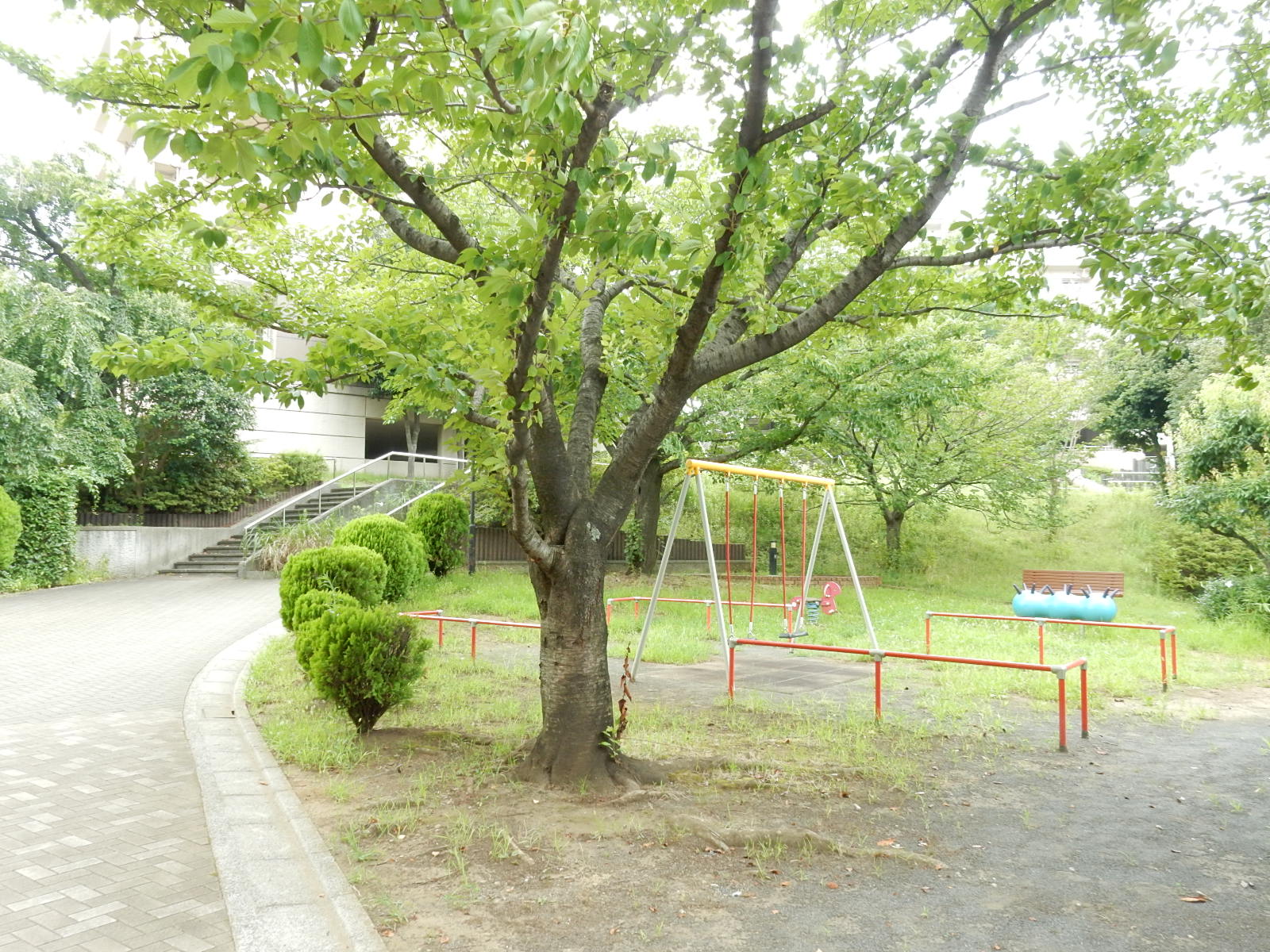神奈川県横浜市緑区にあるUR賃貸住宅 十日市場ヒルタウン コンフォール十日市場七番街の周辺写真 3/13